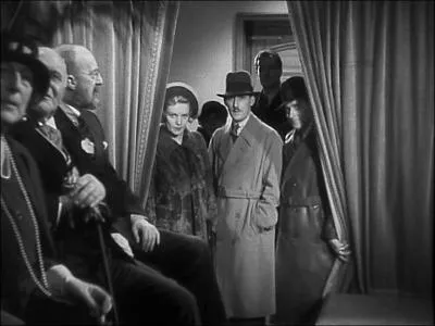 Pendant qu'il prononce son discours, Hannay est surpris de retrouver Pamela (interprte par Madeleine Carroll) alias...