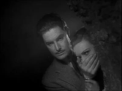 Ces prtendus policiers poursuivent Hannay et Pamela, enchane  lui par les menottes, mais leur poursuite est dfavorise par...