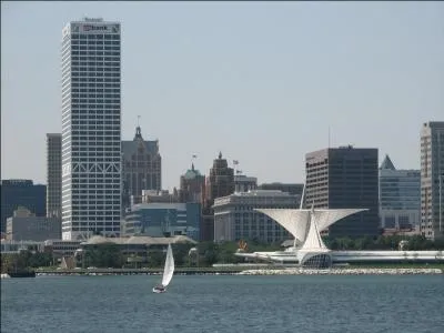 Milwaukee est la ville la plus peuple de son tat, mais pourtant pas sa capitale. D'ailleurs, dans quel tat trouve t-on la ville de Milwaukee ?