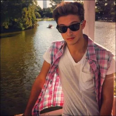 Federico embrassera :