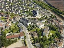 Je me trouve au-dessus de la ville de Nilvange. Dans quel pays se situe cette ville ?