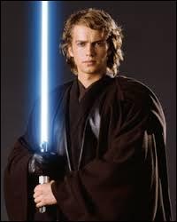 Qui est ce personnage ? C'est un célèbre Jedi (dans les épisodes 1, 2 et 3) avec un sabre laser bleu.