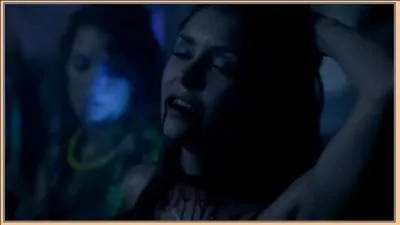 Aprs s'tre nourrie de sa premire victime, qu'arrive-t-il  Elena ?