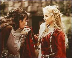 Comment s'appelait l'un des membres de la Confrrie des cinq qui sortait avec Rebekah ?