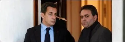 Pourquoi Xavier Bertrand, ministre du Travail et des relations sociales, a-t-il quitt le gouvernement?