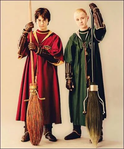 Pour que Drago intgre l'quipe de Quidditch, quels types de balais offre le pre de celui-ci ? [HP2]