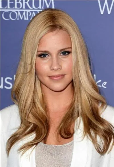 Avec qui Rebekah a-t-elle pass tout un t  voyager ?