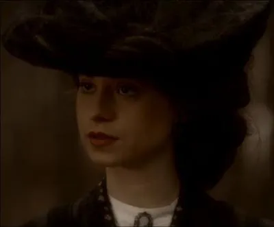 Comment s'appelle la fille qui tait devenue folle en portant la bague magique anti-mort surnaturelle ?