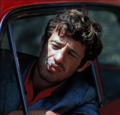 Qui est le réalisateur du film "Pierrot le fou", sorti en 1965, avec Jean-Paul Belmondo dans le rôle principal ?