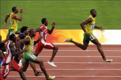 Usain Bolt est devenu le premier athlète masculin détenteur de trois records du monde établis lors des mêmes Jeux olympiques de Pékin, en 2008 : 100 mètres, 200 mètres, 4 x 100 mètres.