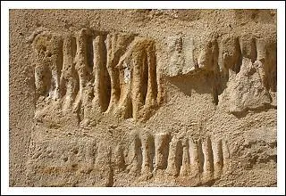 C'est en suivant un parcours prcis depuis Dtours & Patrimoine en Berry, que vous appendrez  connatre ce qui est nomm  stries .  ce propos, vous en rencontrerez de nombreuses  Dun-sur-Auron, Bessay Le Fromental, Loye-sur-Arnon, Coust, Briantes et d'autres encore. Mais que qualifie le terme  stries  ?