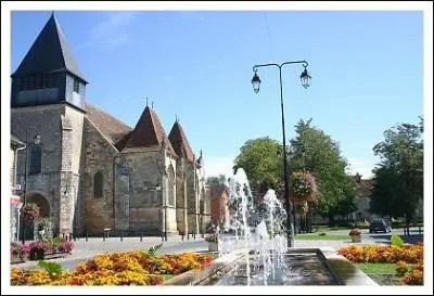 L'glise de Dun-sur-Auron est une collgiale. Les deux premires traves occidentales (nef) sont du dbut du XIIIe sicle. Cependant, que manque-t-il  cet difice trs identifiable par la couleur fonce de ces pierres ferrugineuses ?