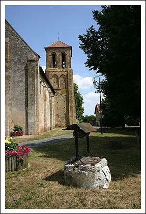 Il se dtache au-dessus d'une campagne fort jolie, visible de loin sur 33 m de hauteur, flche comprise. Dans le style roman, d'o pouvez-vous contempler le plus haut clocher du Berry ?