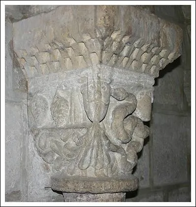 Les chapiteaux font partie des incontournables visites. Parmi ceux que je cite, allez-vous retrouver l'intrus ? Autrement dit, quel chapiteau n'est pas histori ?