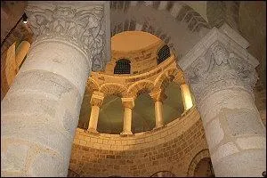 Le Berry Roman situ sur le chemin de Compostelle traverse une tape incontournable en terme d'art sacr. Cette tape fait rfrence  la Jrusalem Cleste, car la basilique accueille les reliques : fragment de tombeau et 3 gouttes du Prcieux Sang. O pourrez-vous visiter cela ?