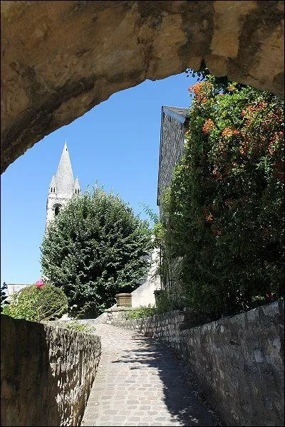 Localisez-la : vous cherchez l'abbatiale Notre-Dame, incarnation d'un somptueux temple difi en 917. Cette abbaye se situe :