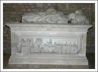 difice construit sur un ancien sanctuaire, autrefois dpendance d'une rayonnante abbaye de l'Indre. Ici repose le gisant du Saint Aptre de Levroux (transept de droite). O pourrez-vous le rencontrer ?