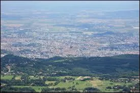 Quelle est la particularit de la ville de Clermont-Ferrand ?