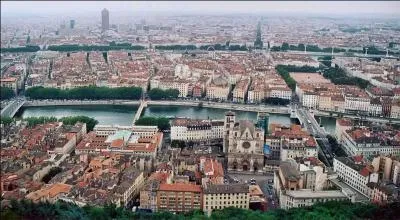 Quel est le plus vieux monument de la ville de Lyon dont on connat la priode de construction ?