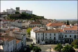 Estremoz est une ville situe ...