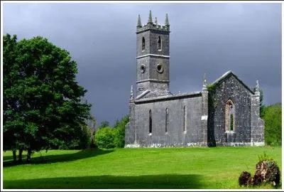 Mme si toujours aujourd'hui, il est difficile de comprendre comment ce pays a pu tre partag, il semblerait que la raison soit d'ordre religieuse. En effet, l'le d'Irlande est chrtienne. Nanmoins, l'Eire et l'Irlande du Nord adhrent  des branches diffrentes du christianisme. Quelles branches religieuses correspondent aux deux parties de l'le d'Irlande ?