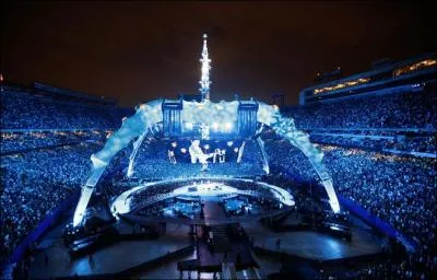 Quel artiste irlandais, chanteur, parolier et guitariste du groupe de rock U2, s'est investi personnellement dans de grandes causes humanitaires en voulant susciter un mouvement de sensibilisation ?