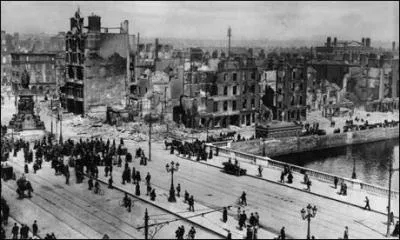 Nous faisons un bond dans le temps pour nous retrouver en 1916. L'Irlande est alors occupe par la Grande-Bretagne. Quel soulvement intervenu en 1916 donne le point de dpart de la rvolte irlandaise ?