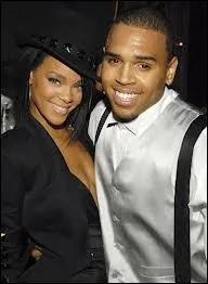 Rihanna sort-elle toujours avec Chris Brown ?