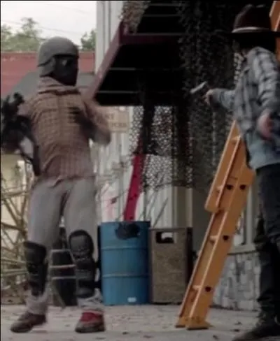 Dans la saison 3, sur quelle personne Carl tire-t-il pour aider son pre ?