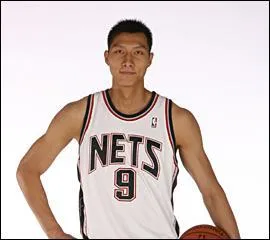 De quel pays vient Yi Jianlian?