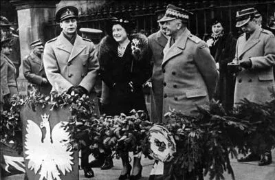 Le 04 dcembre 1939, un visiteur anglais vient, en France, en visite officielle pour inspecter les forces britanniques expdies en France. Qui est ce personnage ?
