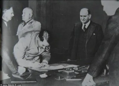 Le 11 octobre, il se passe deux vnements importants pour la suite de cette guerre. Le premier est l'arrive des premires troupes anglaises en France. Quel est le deuxime vnement ?