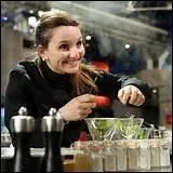 Avec qui Nomie vit-elle une aventure amoureuse et culinaire ?