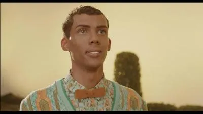 Qui est paralys(e) dans le clip  Papaoutai  ? 