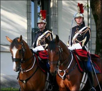 Ce mtier militaire assure majoritairement des missions de reprsentation, de service d'ordre et de surveillance. Pour pratiquer ce mtier, on doit dj tre gendarme et savoir monter  cheval pour ensuite tre affect au rgiment de la cavalerie. Ses cavaliers se produisent en spectacle et disposent d'une fanfare. Quel est ce mtier ?