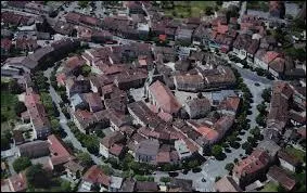 Voici la ville auvergnate de Maurs (parfois appele Maurs-la-Jolie) vue du ciel. Elle se situe dans le dpartement n ...