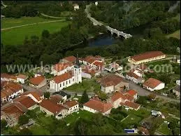 Voici le village lorrain de Mont-sur-Meurthe vu du ciel. Commune de l'arrondissement de Lunville, elle se situe dans le dpartement ...