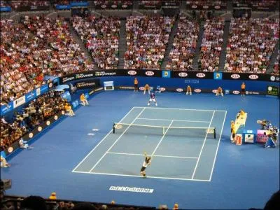 Construit en 1988, le stade principal (15 000 places) s'appelait tout simplement  Center court . Comment l'a-t-on rebaptis en 2000 ?