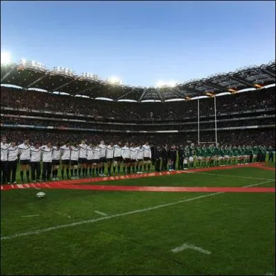 L'Irlande joue son premier match international de rugby  Croke Park, en 2007, face  la France. Quel joueur irlandais, voluant au poste d'ouvreur, marque l'intgralit des 17 points de son quipe ?