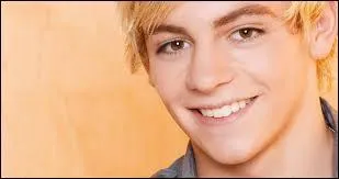 Avec quelle actrice Ross Lynch joue-t-il dans la srie  Austin et Ally  ?