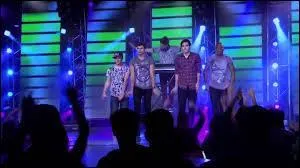 Quelle est cette chanson qui porte aussi le nom de  Ven Con Nosotros  ?