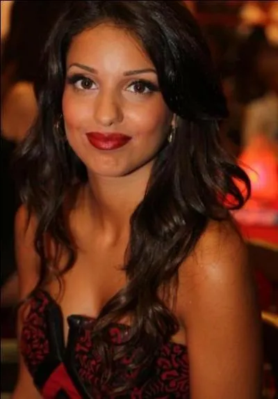 De quelles couleurs sont les robes de Tal dans son clip  le pass  ?