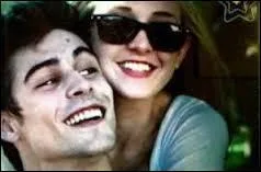 Qui est l'homme  ct d'elle ?