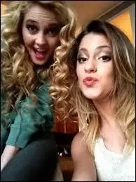 Qui est la femme  ct d'elle ?