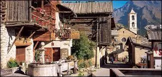 Nous nous promenons dans les rues de la commune pacaenne de Saint-Vran. Classe elle aussi parmi les Plus Beaux Villages de France, elle se situe dans la dpartement n ...