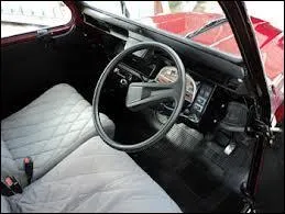 On reconnat son volant  droite donc elle est ...