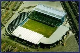 Lors de la saison 2002-2003, le club dispute ses dernires rencontres  Main Road Stadium. Aprs 13 ans sans y gagner le derby mancunien, ils s'imposent enfin face  Man U. Quel tait le score ?