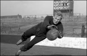 Lors de la finale de FA CUP de 1956, Manchester City s'impose 3-1 face  Birmingham City dans un match qualifi comme tant l'une des plus fameuses finales de tous les temps. Qu'a fait le gardien Bert Trautmann lors de cette finale ?