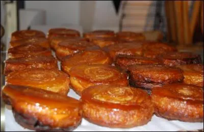 Ce département doit son nom à sa position géographique... Son chef-lieu est Quimper et une de ses spécialités est le kouign-amann.