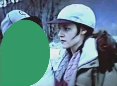 Qui tient Bella par l'paule ?